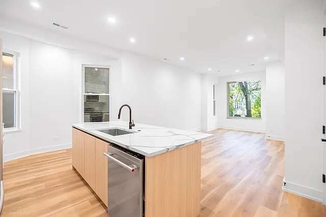 2113 N Kenmore Ave #2 — Photo 9