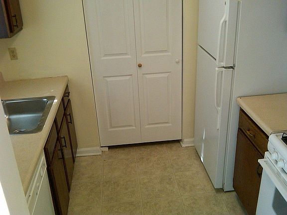 Kitchen w/dishwasher/gas oven/refrigerator/double bowl sink/garbage disposal