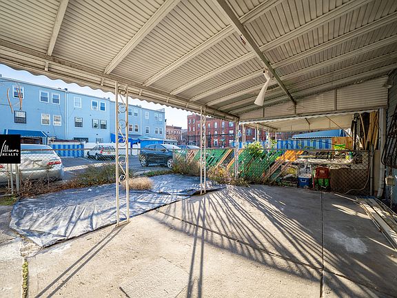 2nd image of 922 Jefferson Ave #1