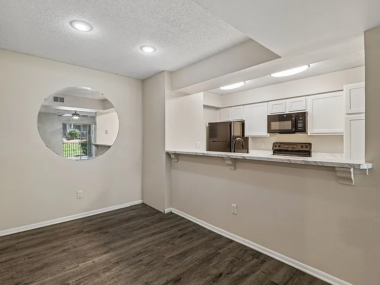 Falcon Point Apartments — Photo 22