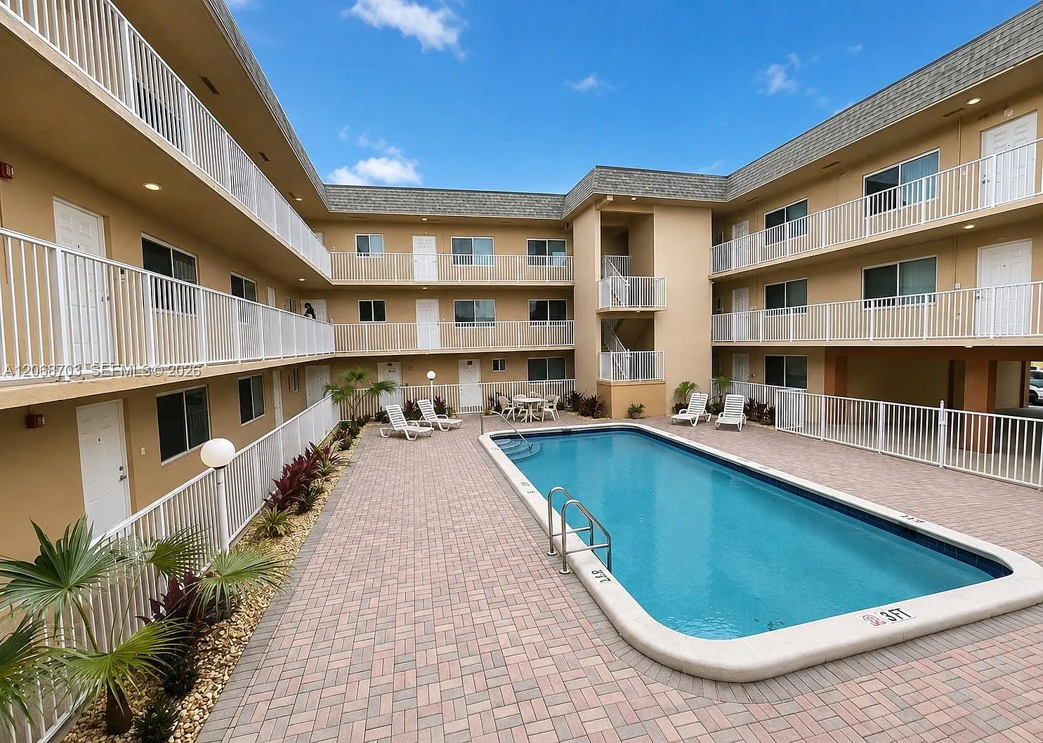 Suzanne Plaza Condo — Photo 1