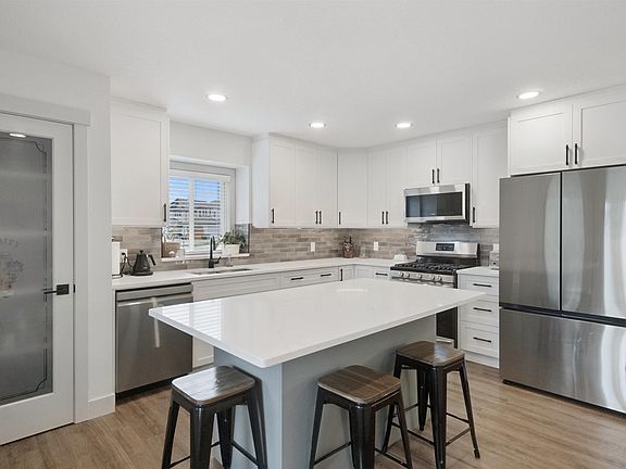 3rd image of 46 Guenette Cres