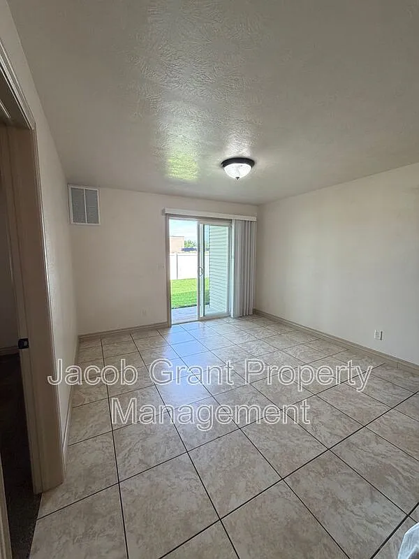 2 bed, 1.0 bath, 1000 sqft, $1,095 — Photo 3