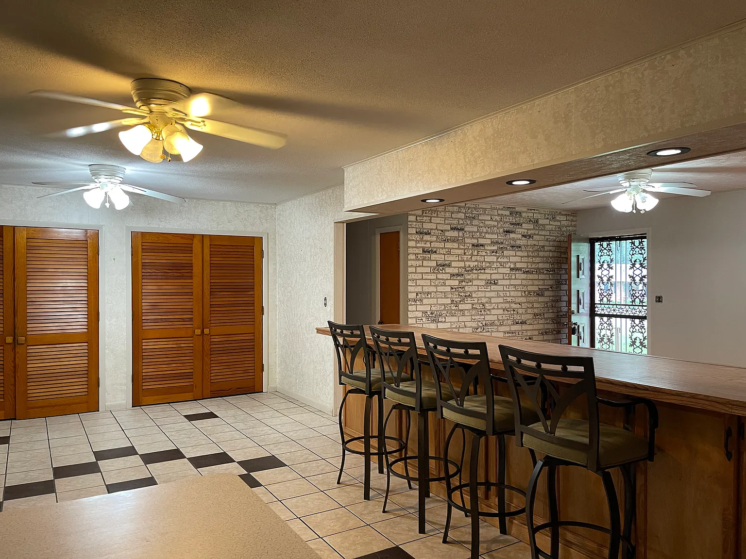 102 Oaklawn Circle — Photo 3