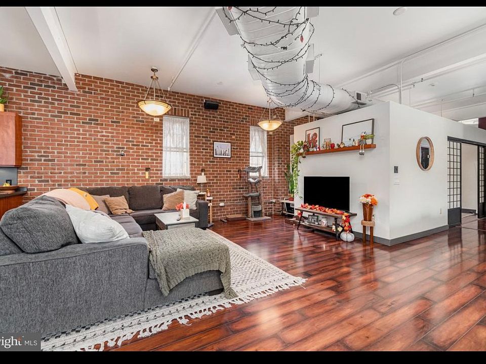 1st image of 18 E Sunbury St #A