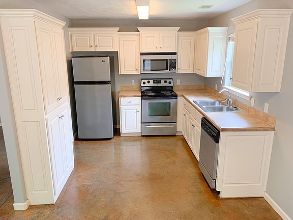 3rd image of 405 Sharron Oaks Ct