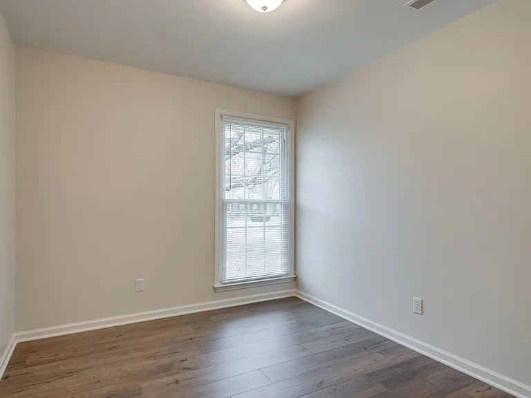 826 Victoria Dr — Photo 19