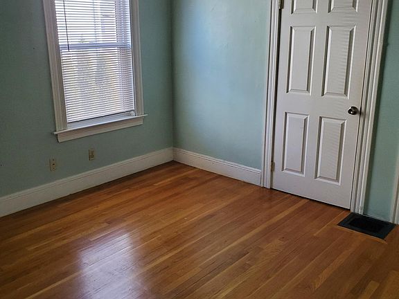 4th image of 17 Laurel St Floor 1