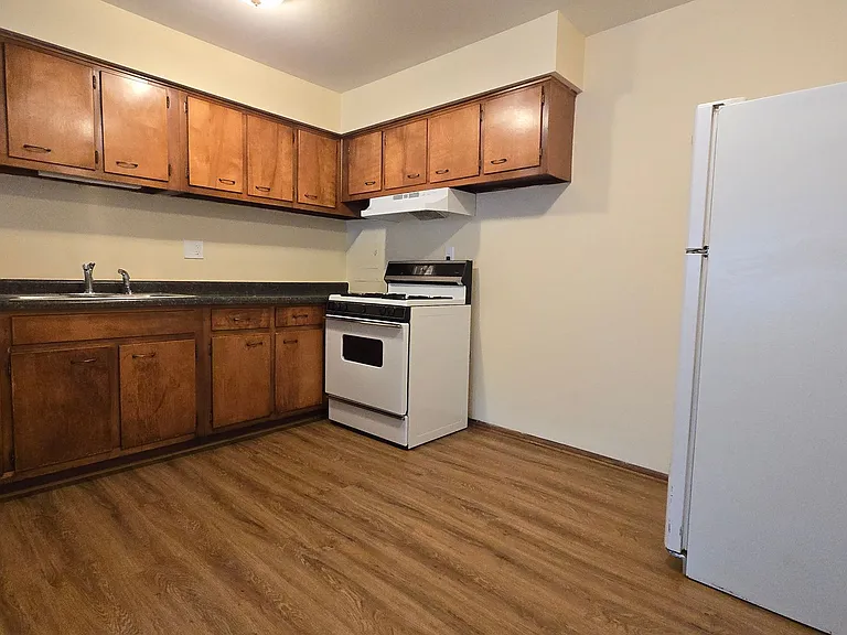 Somerset Apartments — Photo 3