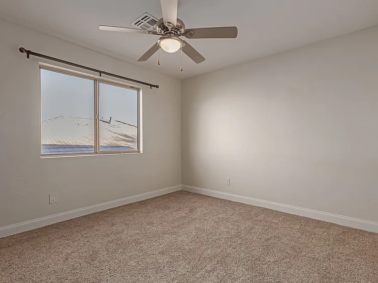 563 E Krista Way — Photo 32