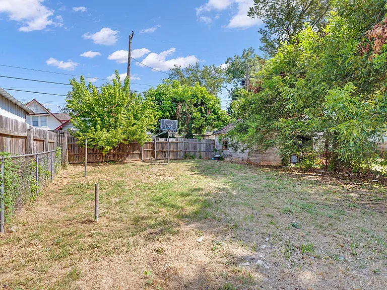 917 W Crawford St — Photo 15