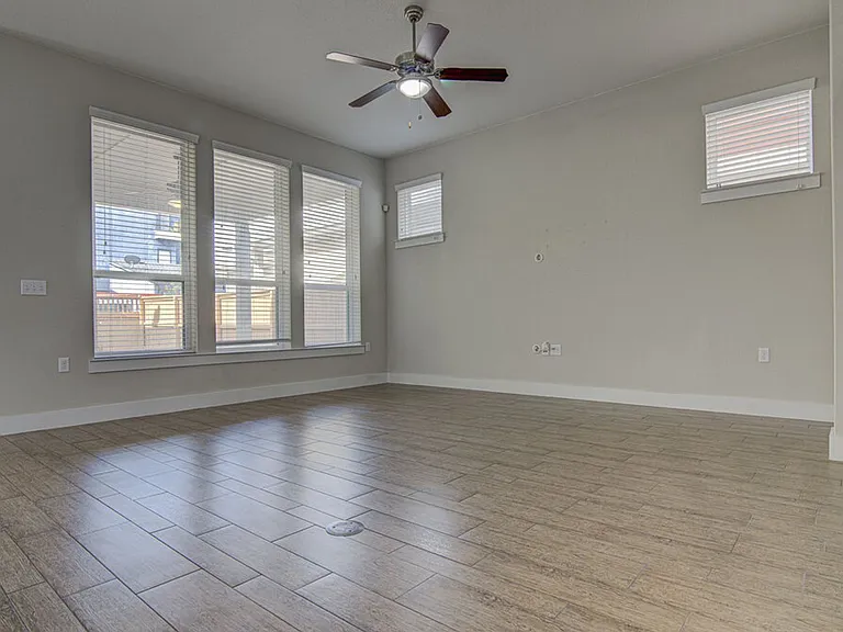 2409 Moreno St — Photo 11