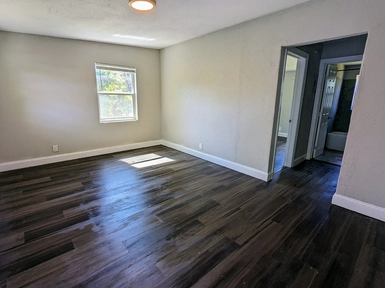 2 bed, 1.0 bath, 700 sqft, $825 — Photo 2