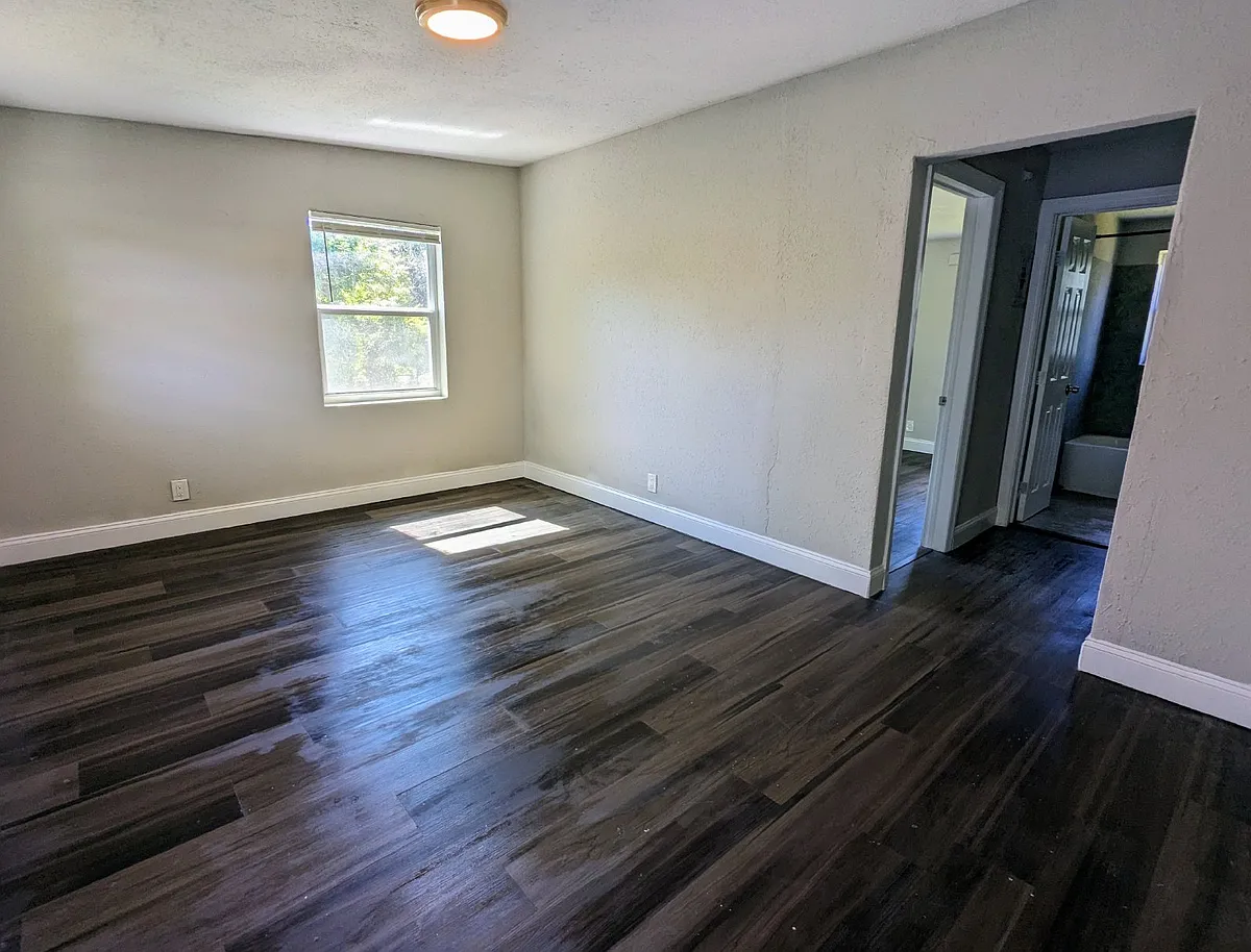 Building Photo - 1352 W 30th St #4
