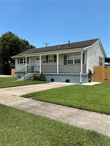 1401 Farrington Dr — Photo 1