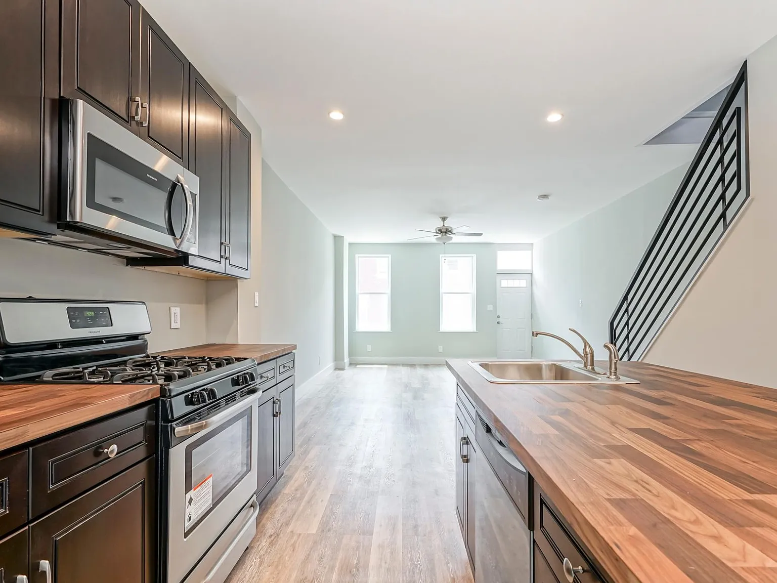 2 bed, 1.5 bath, 1200 sqft, $2,000 — Photo 2