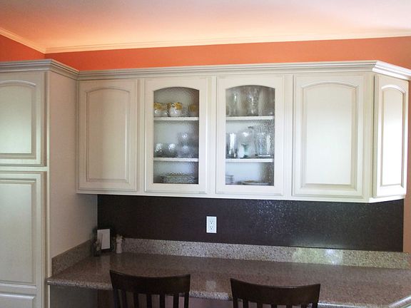 eat-in kitchen