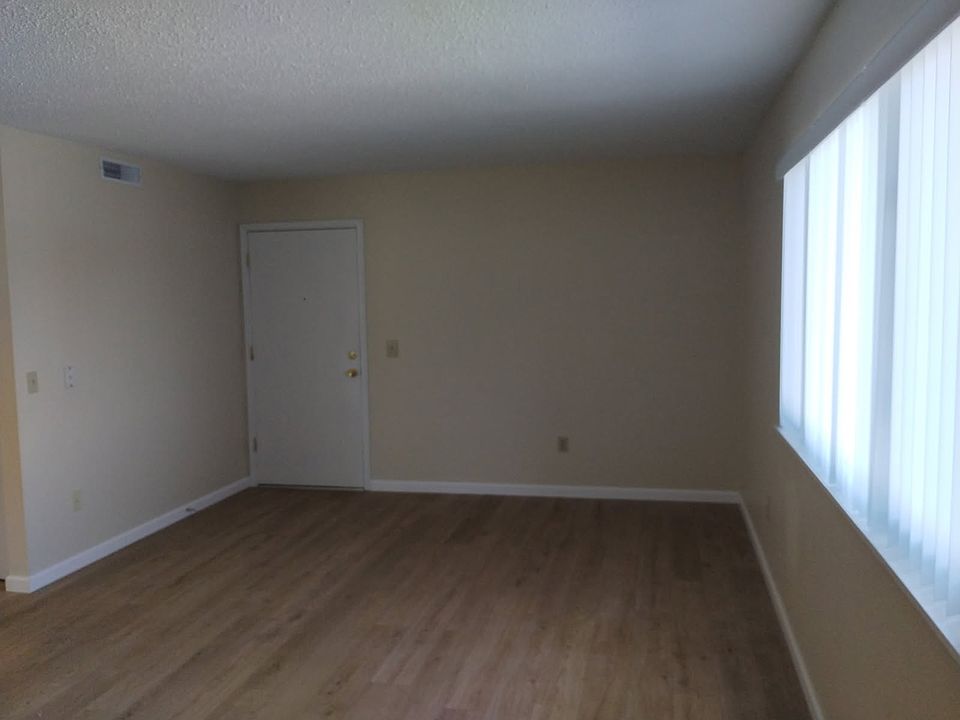 LIVINF ROOM