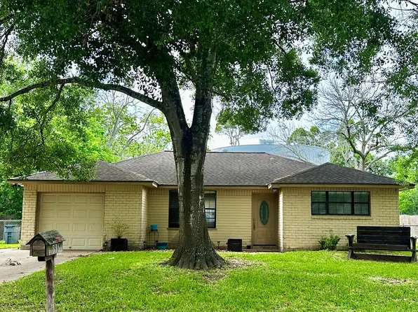536 Castlelake Dr, Friendswood, TX 77546