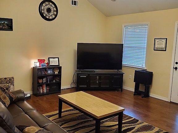 4th image of 139 Hawthorne Ln