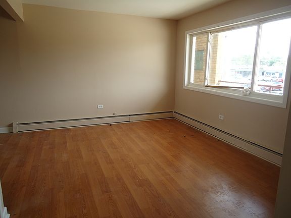 3rd image of 5720 W 95th St APT 5