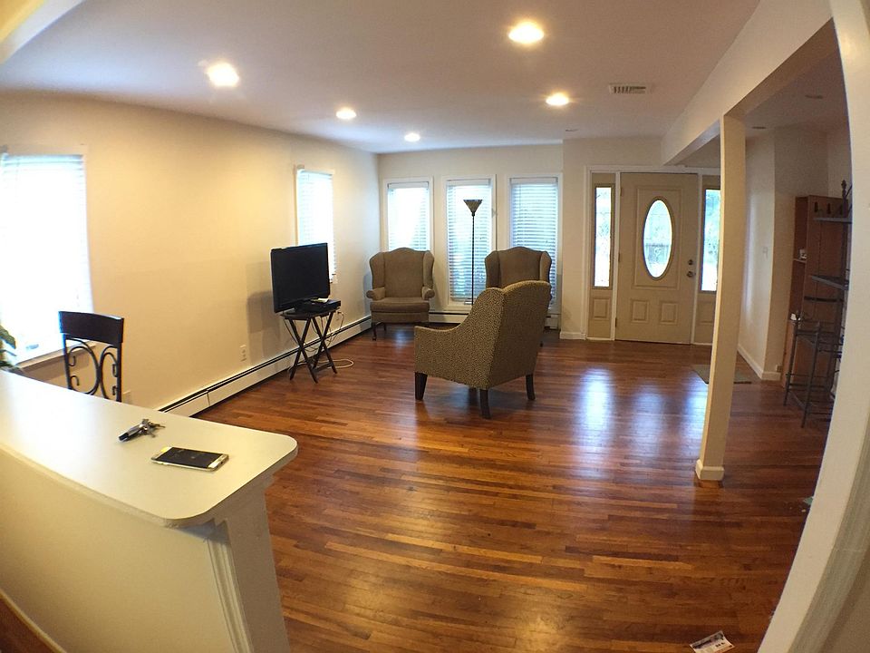 1st image of 2410 Lakeside Dr