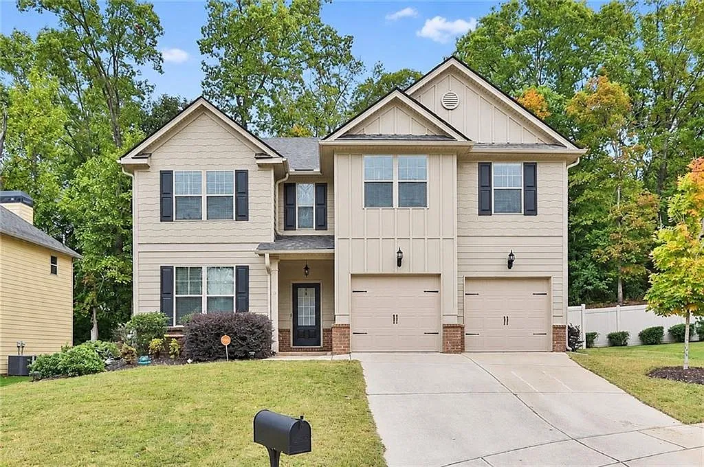 4 bed, 2.5 bath, 2796 sqft, $2,400 — Photo 2