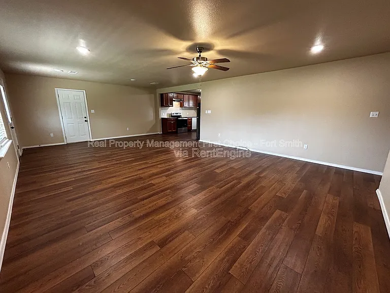 16 Charmont Dr — Photo 8