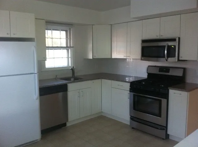 2 bed, 900 sqft, $2,400 — Photo 2