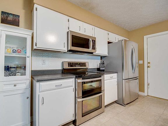 5th image of 212 Moorfield Dr