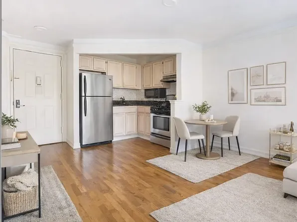 394 E 8th St, New York, NY