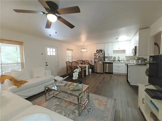 425 Depre St #F — Photo 8