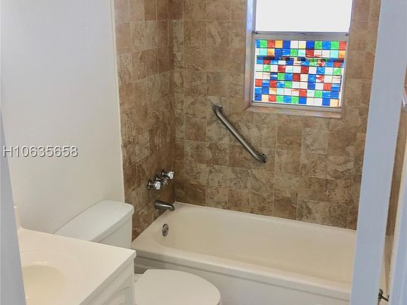 5th image of 530 SE 2nd Ave APT F21