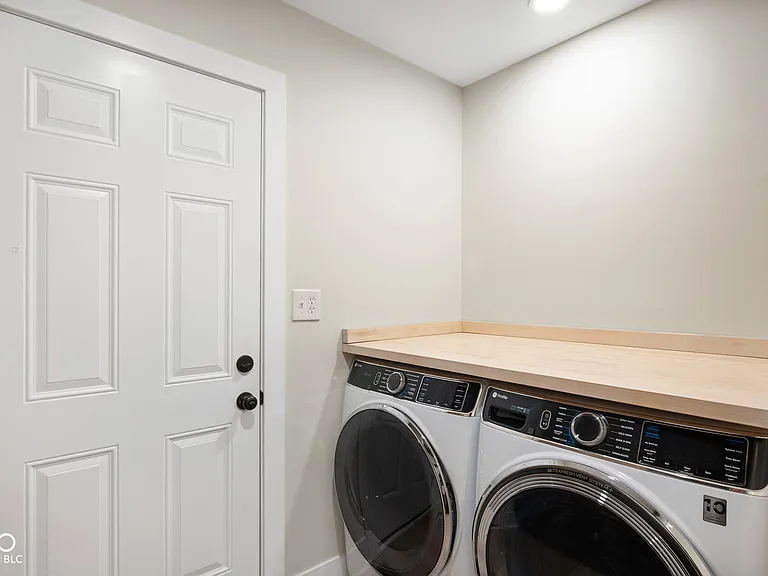 910 Williamsburg Ln — Photo 24