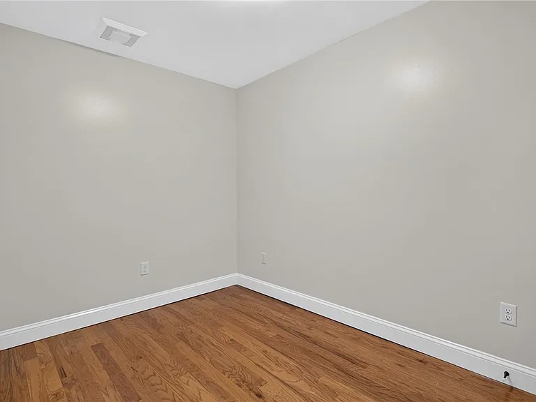 224 E State St — Photo 14