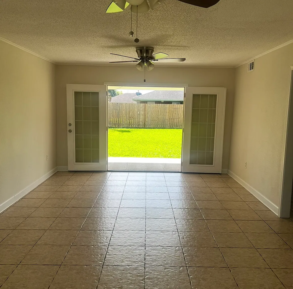4 bed, 2.5 bath, 1800 sqft, $1,900 — Photo 2