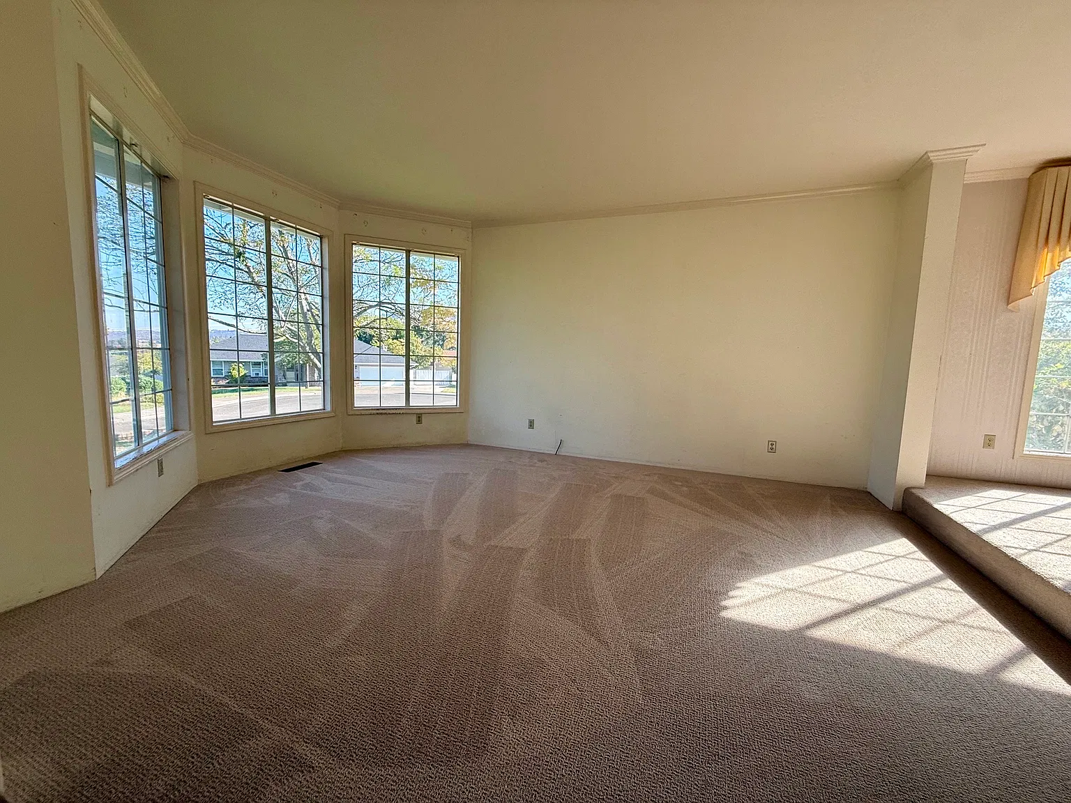 4 bed, 2.5 bath, 2577 sqft, $2,295 — Photo 3