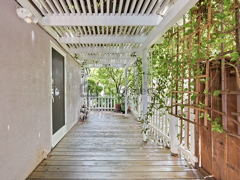 191 Pickwick Dr — Photo 45