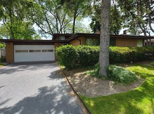 1211 Blackthorn Ln, Deerfield, IL 60015