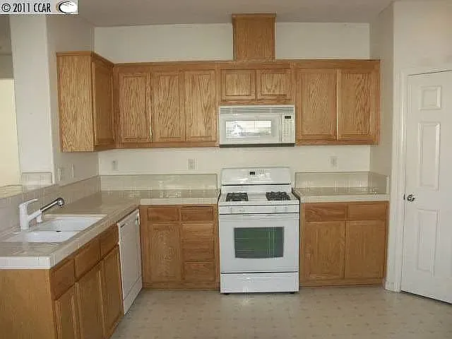 348 Foxglove St — Photo 2