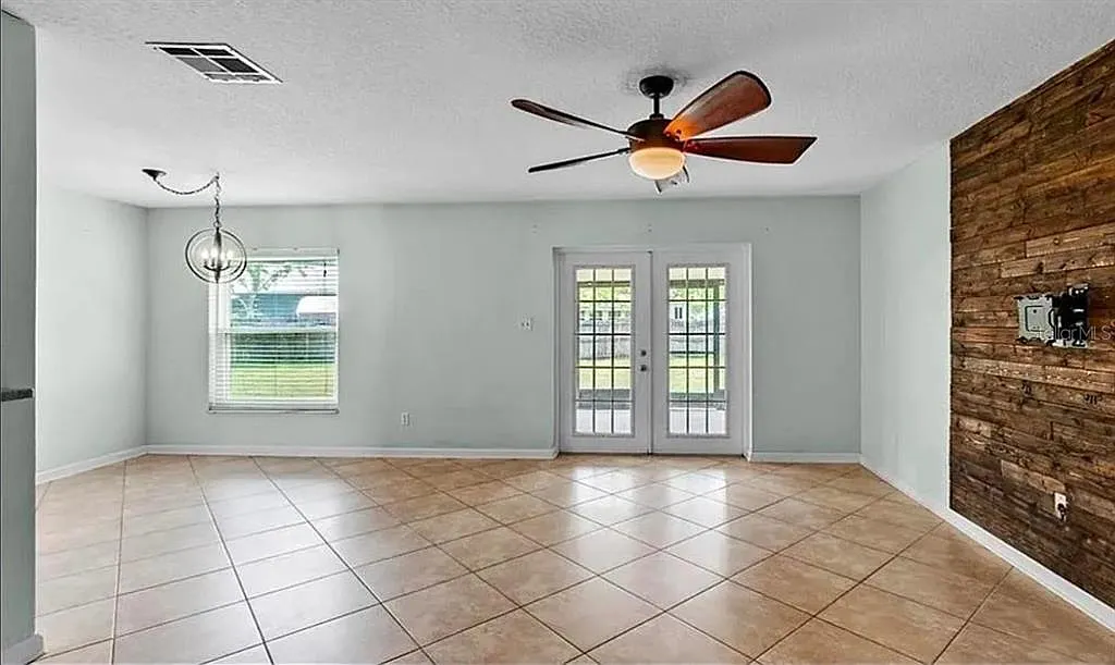 3 bed, 2.0 bath, 1064 sqft, $2,150 — Photo 2