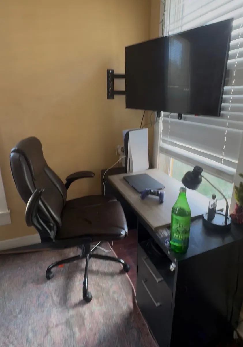 Desk area in bedroom - 2020 Goss St