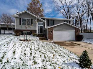 2608 Revo Rd, Davenport, IA 52806