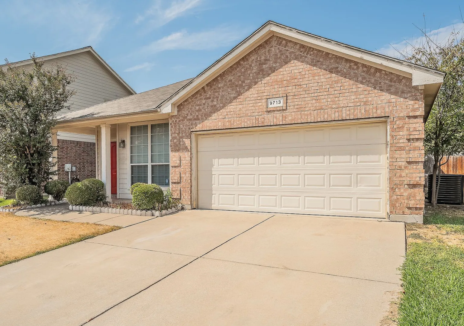 Spacious 4 bedroom 2 bath Home with 2-car garage in West Fort Worth. — Photo 2