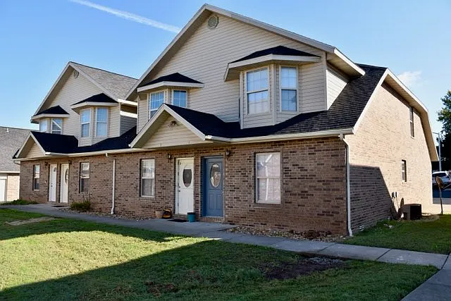 2 bed, 2.5 bath, 1200 sqft, $1,100 — Photo 2
