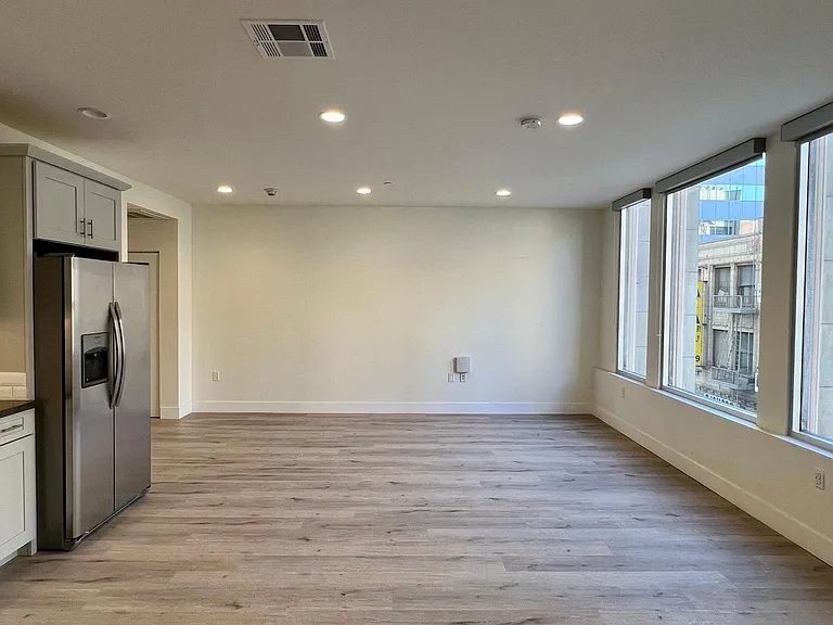 314 W 6th St #305 — Photo 21