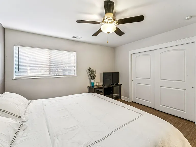 530 W 10th St #530 — Photo 21