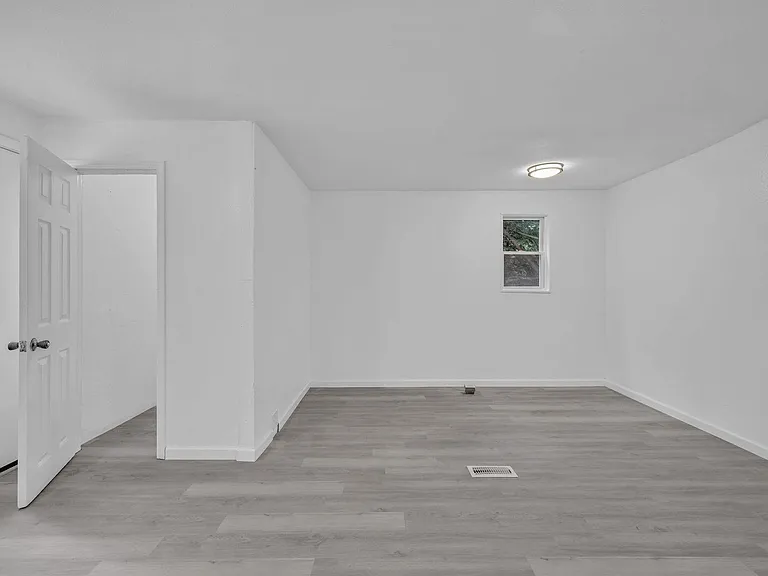 1128 W Broadway St — Photo 15