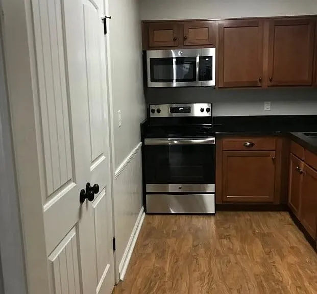 Essex Square Apartments — Photo 2