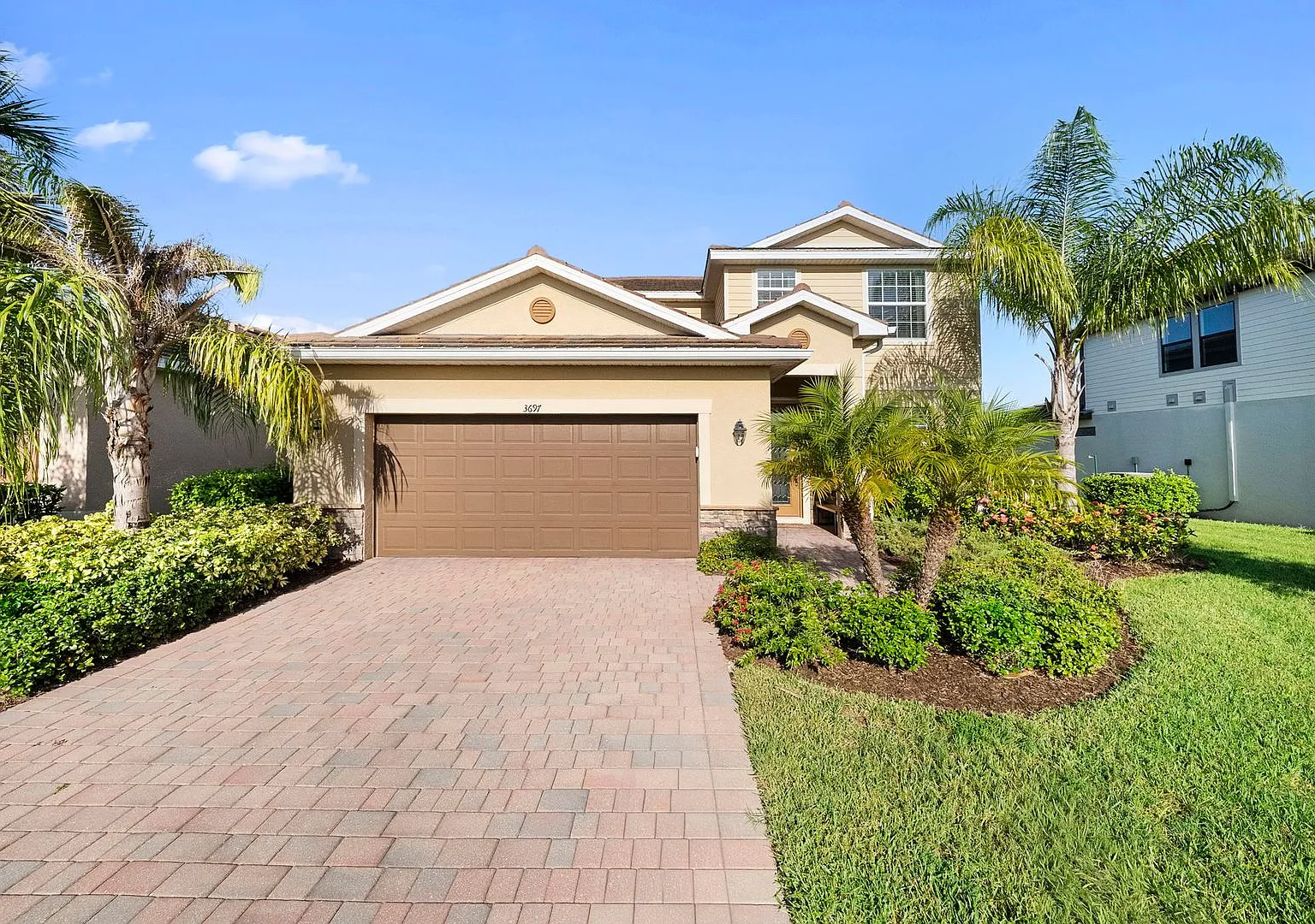 Amazing 2 story home 4 bedrooms + DEN and 3 bathrooms with a stunning POOL — Photo 1